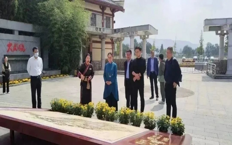 全國人大代表、中國民間商會(huì)副會(huì)長(zhǎng)、全聯(lián)女企業(yè)家商會(huì)會(huì)長(zhǎng)、天津榮程祥泰集團(tuán)董事會(huì)主席張榮華到靈寶市考察傳統(tǒng)文化保護(hù)傳承