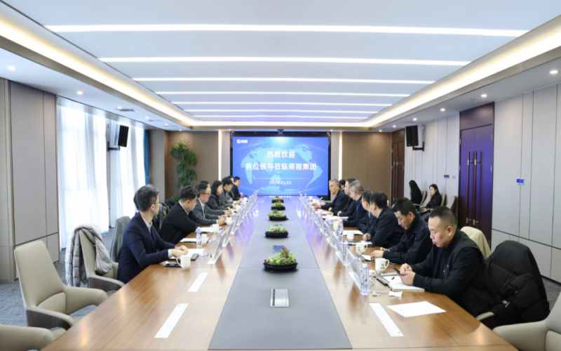 信德集團業(yè)務發(fā)展部總監(jiān)袁偉強、榮華控股企業(yè)集團執(zhí)行總裁郝曉嬋一行到榮程集團參觀座談