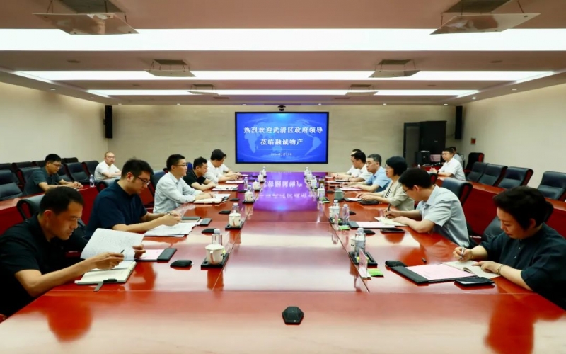 榮程集團(tuán)黨委書記、融誠物產(chǎn)總經(jīng)理張穎與武清區(qū)領(lǐng)導(dǎo)開展座談交流