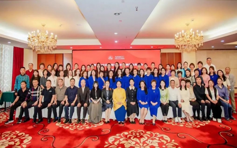 全聯(lián)女企業(yè)家商會(huì)會(huì)長(zhǎng)、榮程集團(tuán)董事會(huì)主席張榮華出席內(nèi)蒙古女企業(yè)家商會(huì)第四屆理事會(huì)員大會(huì)