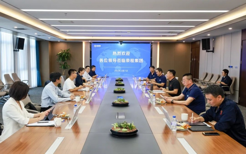 一汽解放新能源事業(yè)部黨委書記、總經(jīng)理裴國權(quán)一行到榮程集團座談交流