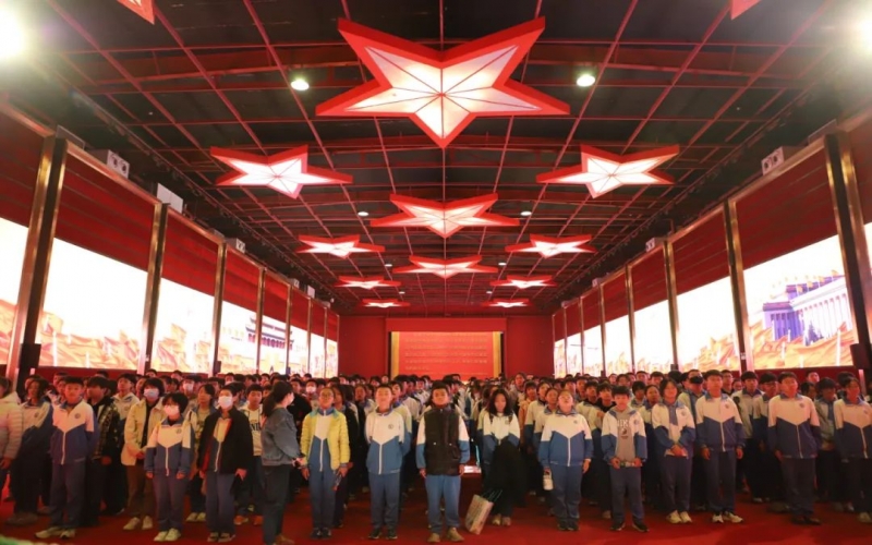 傳承紅色基因 激發(fā)報(bào)國熱情 時代記憶館迎來天津市82中500余名師生